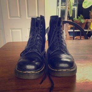 Women’s sz 10 Doc Martens black